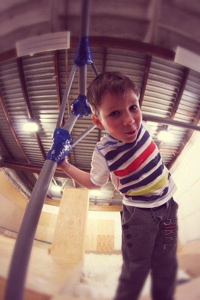 Strefa treningowa do parkouru z promiennikami Teplov zamontowanymi nad podłogą